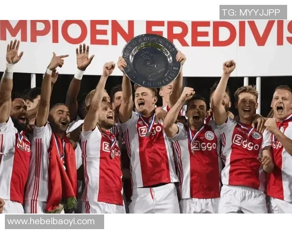 足球巨星化身老年球员挑战年轻队伍展现不老传奇风采